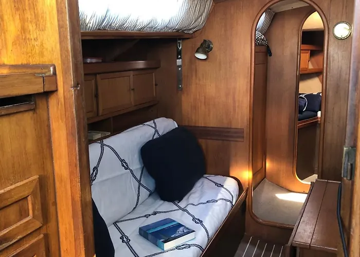보트호텔 Sailing&stay - A Night Onboard With Your Sailing Experience *
